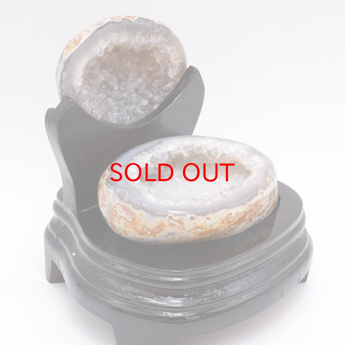 画像3: トレジャーメノウ ブラジル産 treasure agate 台付き 一点物 聚宝盆 瑪瑙 原石 龍穴 正月 新年 飾り物 レア クラスター 金運 浄化 置き物 天然石 パワーストーン カラーストーン (3)