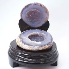 画像2: トレジャーメノウ ブラジル産 treasure agate 台付き 一点物 聚宝盆 瑪瑙 原石 龍穴 正月 新年 飾り物 レア クラスター 金運 浄化 置き物 天然石 パワーストーン カラーストーン (2)