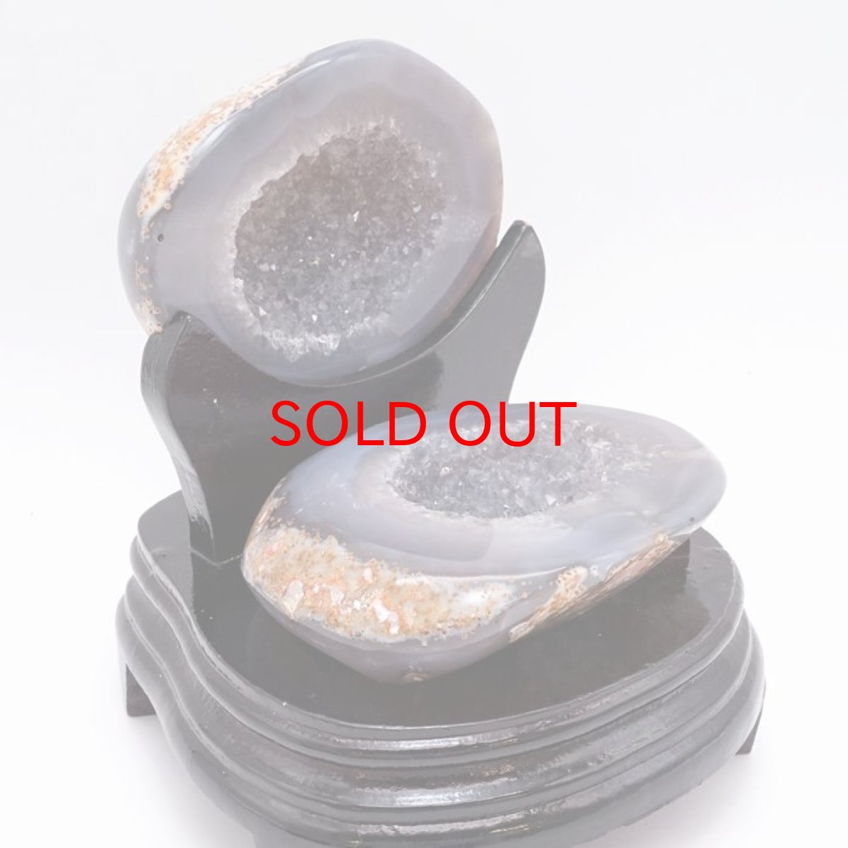 画像3: トレジャーメノウ ブラジル産 treasure agate 台付き 一点物 聚宝盆 瑪瑙 原石 龍穴 正月 新年 飾り物 レア クラスター 金運 浄化 置き物 天然石 パワーストーン カラーストーン (3)