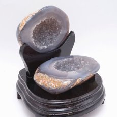 画像3: トレジャーメノウ ブラジル産 treasure agate 台付き 一点物 聚宝盆 瑪瑙 原石 龍穴 正月 新年 飾り物 レア クラスター 金運 浄化 置き物 天然石 パワーストーン カラーストーン (3)