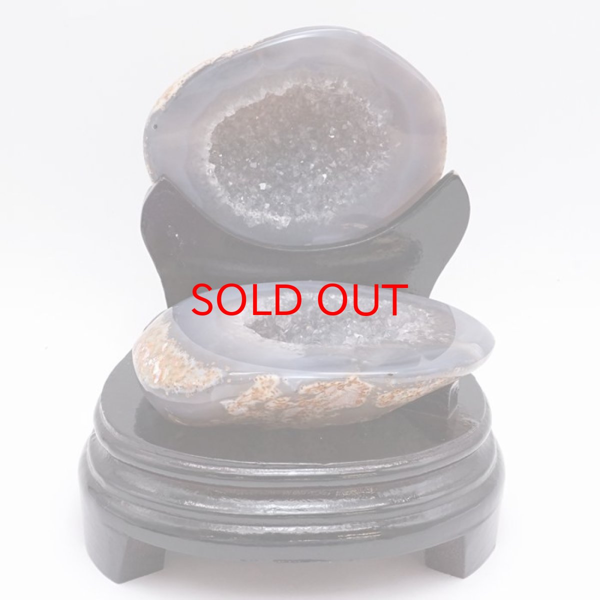 画像2: トレジャーメノウ ブラジル産 treasure agate 台付き 一点物 聚宝盆 瑪瑙 原石 龍穴 正月 新年 飾り物 レア クラスター 金運 浄化 置き物 天然石 パワーストーン カラーストーン (2)