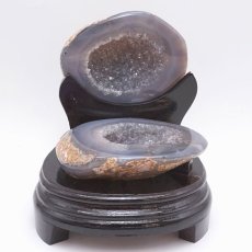 画像2: トレジャーメノウ ブラジル産 treasure agate 台付き 一点物 聚宝盆 瑪瑙 原石 龍穴 正月 新年 飾り物 レア クラスター 金運 浄化 置き物 天然石 パワーストーン カラーストーン (2)