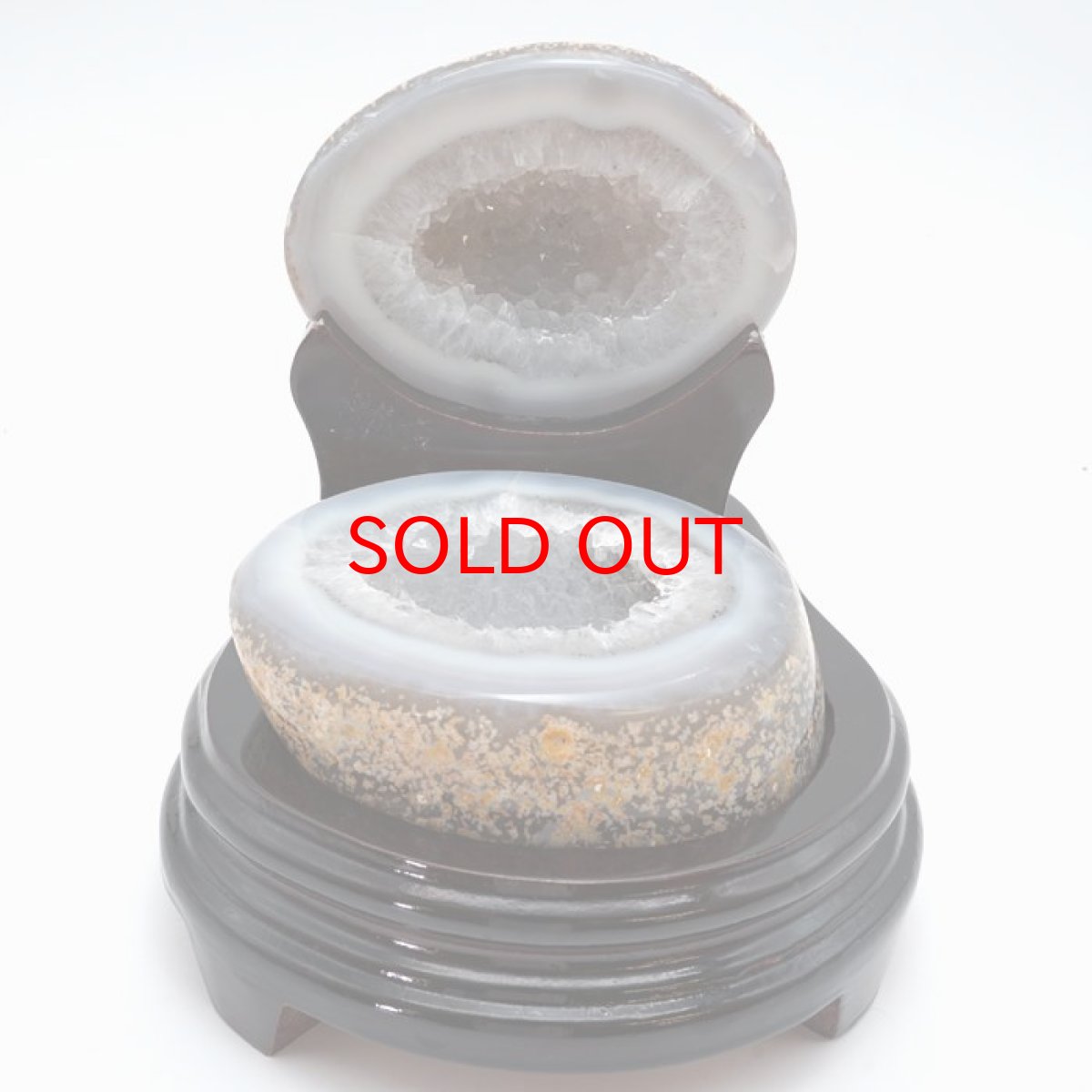 画像2: トレジャーメノウ ブラジル産 treasure agate 台付き 一点物 聚宝盆 瑪瑙 原石 龍穴 正月 新年 飾り物 レア クラスター 金運 浄化 置き物 天然石 パワーストーン カラーストーン (2)