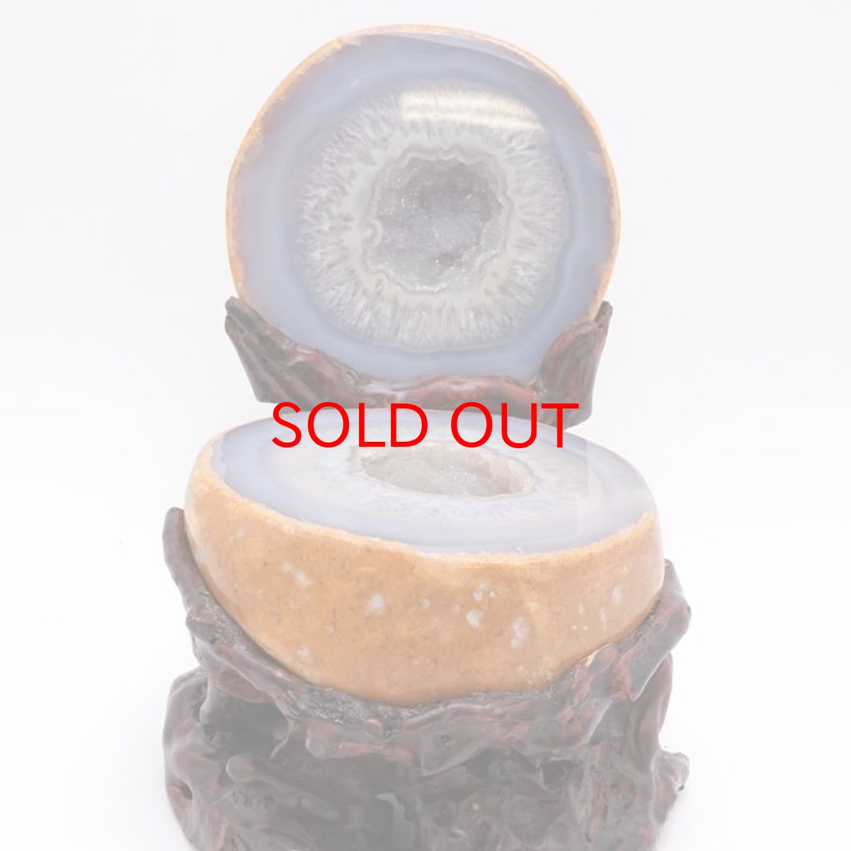 画像2: トレジャーメノウ ブラジル産 treasure agate 台付き 一点物 聚宝盆 瑪瑙 原石 龍穴 正月 新年 飾り物 レア クラスター 金運 浄化 置き物 天然石 パワーストーン カラーストーン (2)