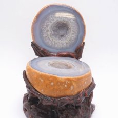 画像2: トレジャーメノウ ブラジル産 treasure agate 台付き 一点物 聚宝盆 瑪瑙 原石 龍穴 正月 新年 飾り物 レア クラスター 金運 浄化 置き物 天然石 パワーストーン カラーストーン (2)