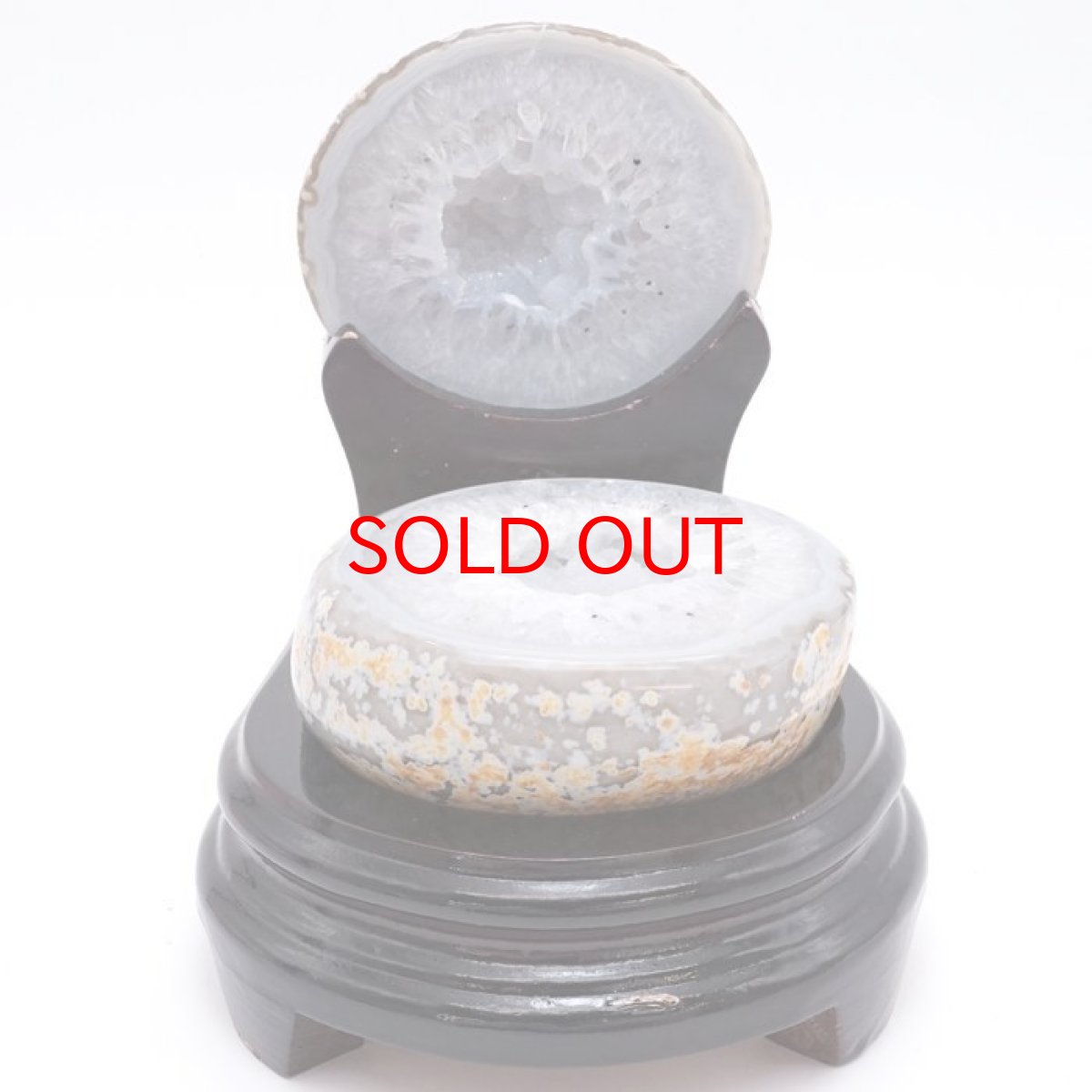 画像2: トレジャーメノウ ブラジル産 treasure agate 台付き 一点物 聚宝盆 瑪瑙 原石 龍穴 正月 新年 飾り物 レア クラスター 金運 浄化 置き物 天然石 パワーストーン カラーストーン (2)