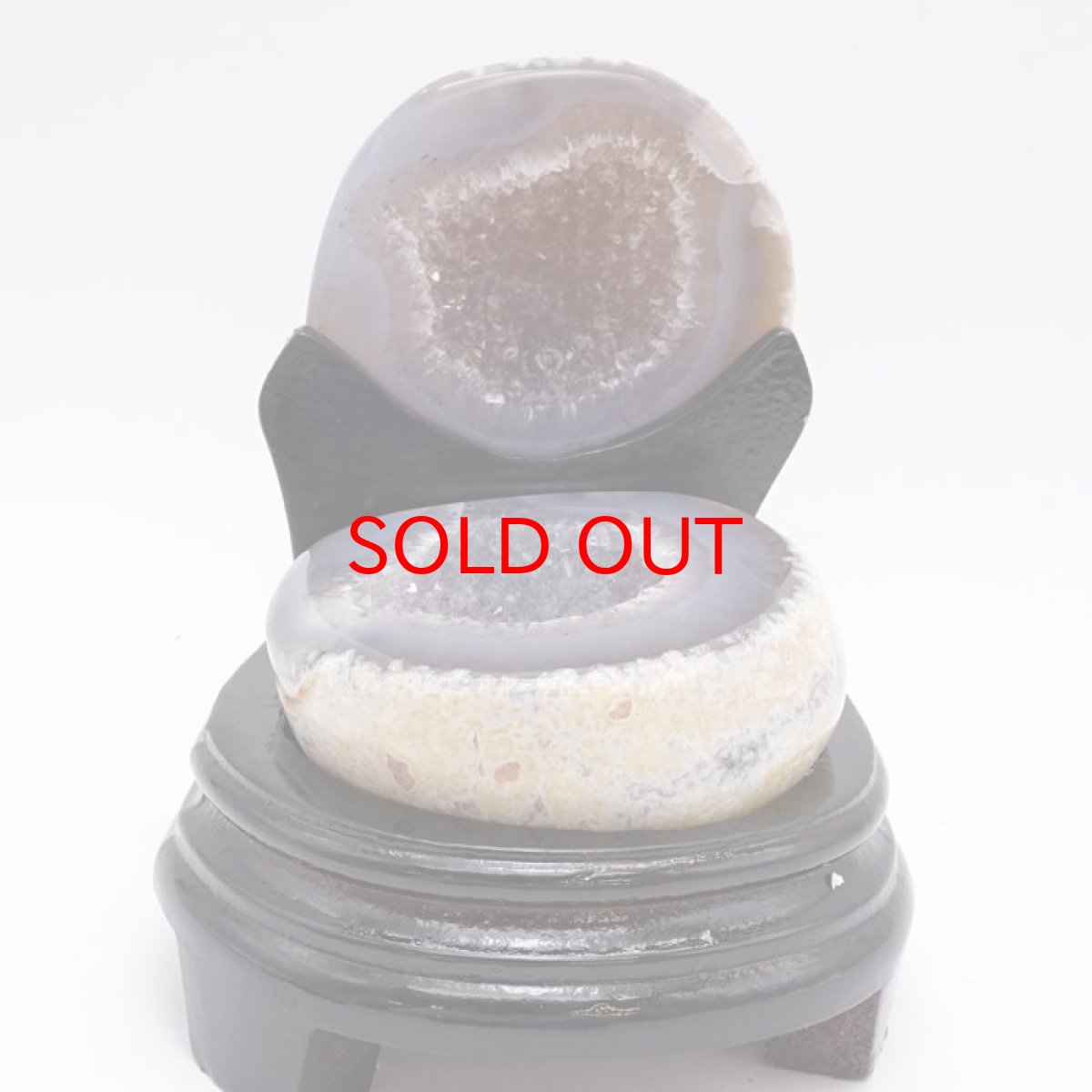 画像2: トレジャーメノウ ブラジル産 treasure agate 台付き 一点物 聚宝盆 瑪瑙 原石 龍穴 正月 新年 飾り物 レア クラスター 金運 浄化 置き物 天然石 パワーストーン カラーストーン (2)