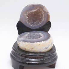 画像2: トレジャーメノウ ブラジル産 treasure agate 台付き 一点物 聚宝盆 瑪瑙 原石 龍穴 正月 新年 飾り物 レア クラスター 金運 浄化 置き物 天然石 パワーストーン カラーストーン (2)