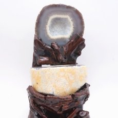 画像2: トレジャーメノウ ブラジル産 treasure agate 台付き 一点物 聚宝盆 瑪瑙 原石 龍穴 正月 新年 飾り物 レア クラスター 金運 浄化 置き物 天然石 パワーストーン カラーストーン (2)