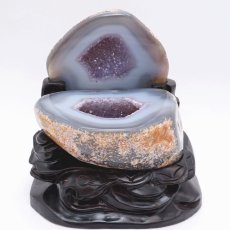 画像2: トレジャーメノウ ブラジル産 treasure agate 台付き 一点物 聚宝盆 瑪瑙 原石 龍穴 正月 新年 飾り物 レア クラスター 金運 浄化 置き物 天然石 パワーストーン カラーストーン (2)