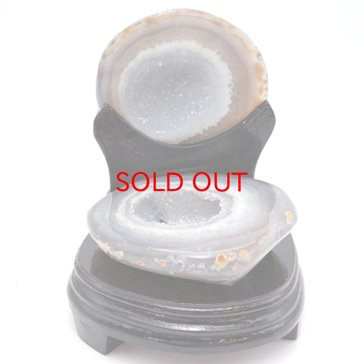 画像2: トレジャーメノウ ブラジル産 treasure agate 台付き 一点物 聚宝盆 瑪瑙 原石 龍穴 正月 新年 飾り物 レア クラスター 金運 浄化 置き物 天然石 パワーストーン カラーストーン (2)