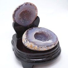 画像3: トレジャーメノウ ブラジル産 treasure agate 台付き 一点物 聚宝盆 瑪瑙 原石 龍穴 正月 新年 飾り物 レア クラスター 金運 浄化 置き物 天然石 パワーストーン カラーストーン (3)