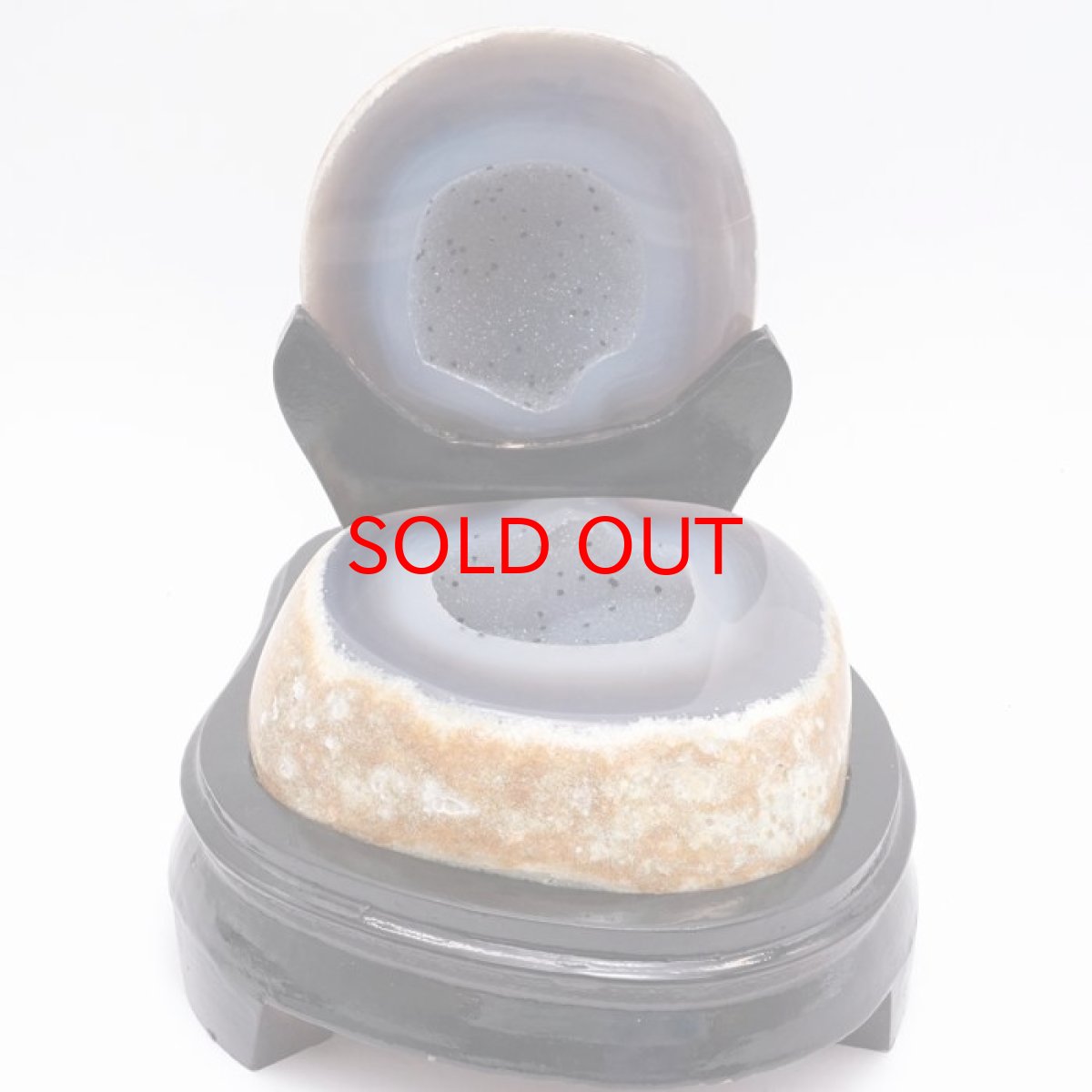 画像2: トレジャーメノウ ブラジル産 treasure agate 台付き 一点物 聚宝盆 瑪瑙 原石 龍穴 正月 新年 飾り物 レア クラスター 金運 浄化 置き物 天然石 パワーストーン カラーストーン (2)