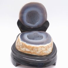 画像2: トレジャーメノウ ブラジル産 treasure agate 台付き 一点物 聚宝盆 瑪瑙 原石 龍穴 正月 新年 飾り物 レア クラスター 金運 浄化 置き物 天然石 パワーストーン カラーストーン (2)