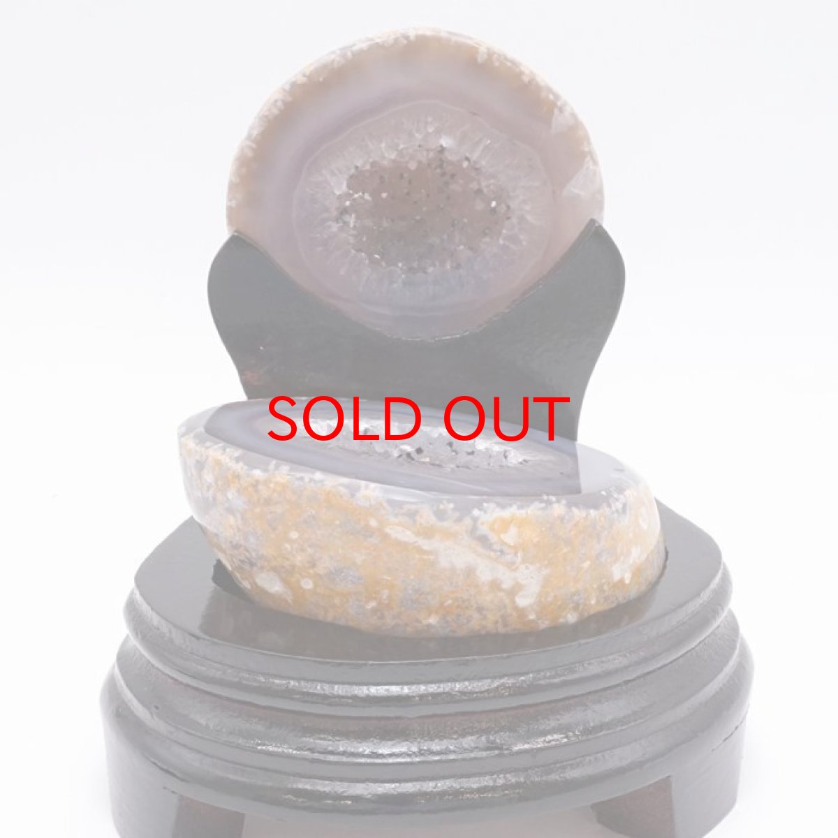 画像2: トレジャーメノウ ブラジル産 treasure agate 台付き 一点物 聚宝盆 瑪瑙 原石 龍穴 正月 新年 飾り物 レア クラスター 金運 浄化 置き物 天然石 パワーストーン カラーストーン (2)