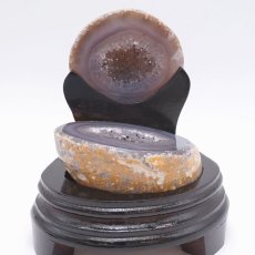 画像2: トレジャーメノウ ブラジル産 treasure agate 台付き 一点物 聚宝盆 瑪瑙 原石 龍穴 正月 新年 飾り物 レア クラスター 金運 浄化 置き物 天然石 パワーストーン カラーストーン (2)