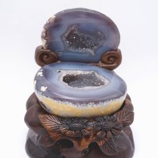 画像2: トレジャーメノウ ブラジル産 treasure agate 台付き 一点物 聚宝盆 瑪瑙 原石 龍穴 正月 新年 飾り物 レア クラスター 金運 浄化 置き物 天然石 パワーストーン カラーストーン (2)