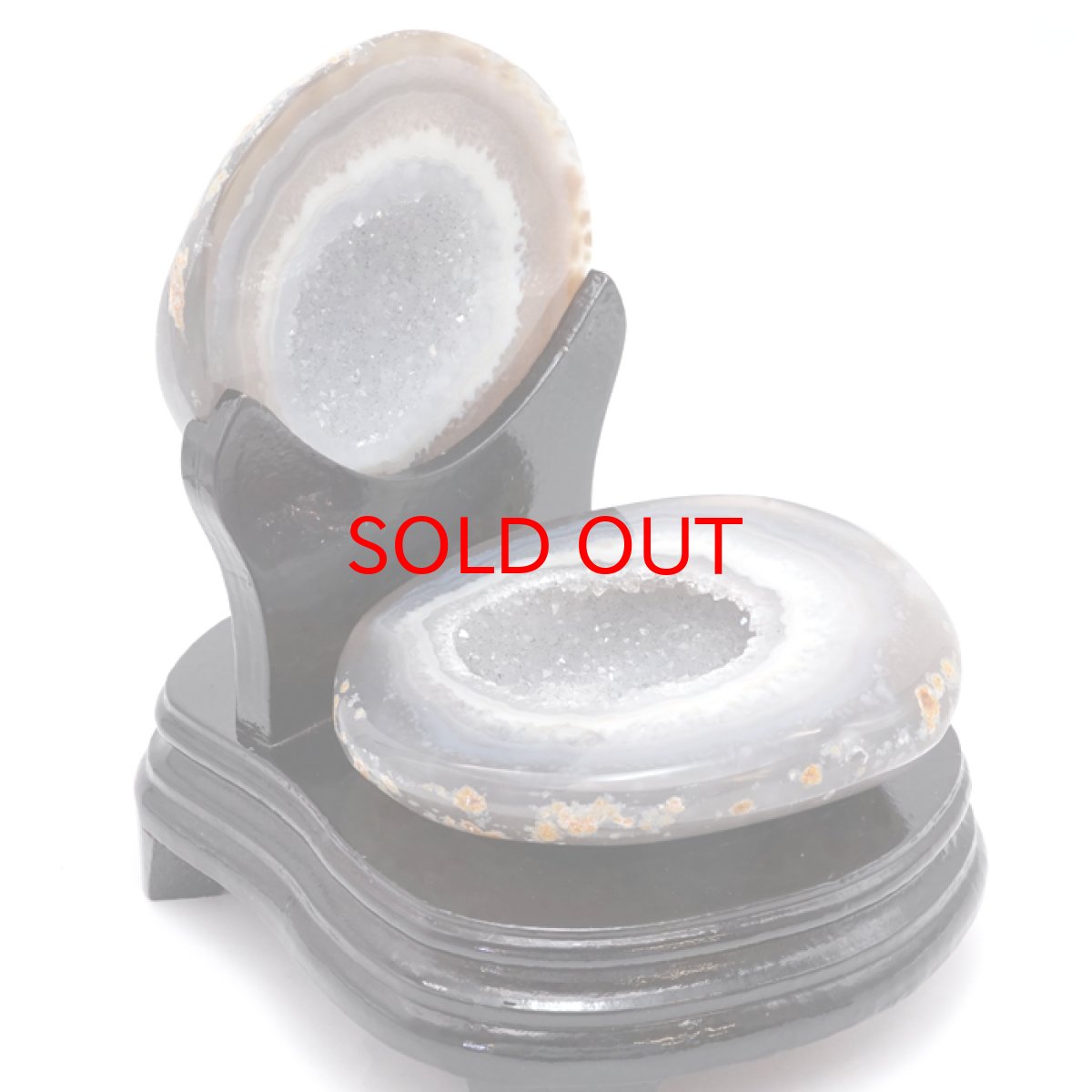 画像3: トレジャーメノウ ブラジル産 treasure agate 台付き 一点物 聚宝盆 瑪瑙 原石 龍穴 正月 新年 飾り物 レア クラスター 金運 浄化 置き物 天然石 パワーストーン カラーストーン (3)