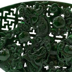 画像8: ミャンマー翡翠 龍 彫り物 Jade Jadeite 一点もの ひすい ヒスイ 国石 ダークグリーン 手彫り お守り カラーストーン (8)