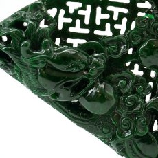 画像7: ミャンマー翡翠 龍 彫り物 Jade Jadeite 一点もの ひすい ヒスイ 国石 ダークグリーン 手彫り お守り カラーストーン (7)