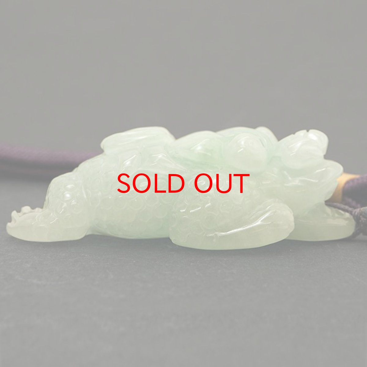 画像4: 【BLACK FRIDAY対象】 ミャンマー翡翠 金銭三本足蛙 彫り物 Jade Jadeite 一点もの ひすい ヒスイ 三本足の蛙 みつあしのかえる 手彫り お守り カラーストーン (4)