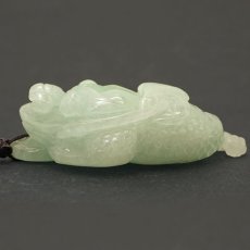 画像2: ミャンマー翡翠 金銭三本足蛙 彫り物 Jade Jadeite 一点もの ひすい ヒスイ 三本足の蛙 みつあしのかえる 手彫り お守り カラーストーン (2)