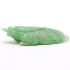 画像2: ミャンマー翡翠 金銭三本足蛙 彫り物 Jade Jadeite 一点もの ひすい ヒスイ 三本足の蛙 みつあしのかえる 手彫り お守り カラーストーン (2)