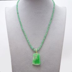 画像6: ミャンマー翡翠×エメラルド 彫り物 ネックレス Jade Jadeite emerald 一点もの ひすい ヒスイ 手彫り お守り カラーストーン (6)