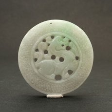 画像3: ミャンマー翡翠 麒麟 彫り物 丸プレート Jade Jadeite 一点もの ひすい ヒスイ 国石 手彫り お守り カラーストーン (3)