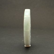 画像4: ミャンマー翡翠 麒麟 彫り物 丸プレート Jade Jadeite 一点もの ひすい ヒスイ 国石 手彫り お守り カラーストーン (4)