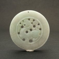 画像2: ミャンマー翡翠 麒麟 彫り物 丸プレート Jade Jadeite 一点もの ひすい ヒスイ 国石 手彫り お守り カラーストーン (2)