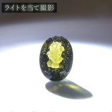 画像4: モルダバイト ルース 8.2ct チェコ産  一点物  オーバルカット moldavite 天然ガラス 隕石 才能 能力 エネルギー モルダヴ石 超希少原石 天然石 パワーストーン カラーストーン (4)