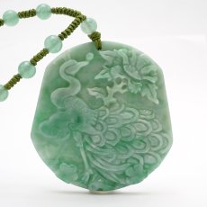 画像2: ミャンマー翡翠 孔雀×如意×牡丹 彫り物 ネックレス 【 一点もの 】 Jade Jadeite ひすい ヒスイ 翡翠 お守り 彫物 天然石 パワーストーン カラーストーン (2)