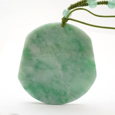 画像3: ミャンマー翡翠 孔雀×如意×牡丹 彫り物 ネックレス 【 一点もの 】 Jade Jadeite ひすい ヒスイ 翡翠 お守り 彫物 天然石 パワーストーン カラーストーン (3)