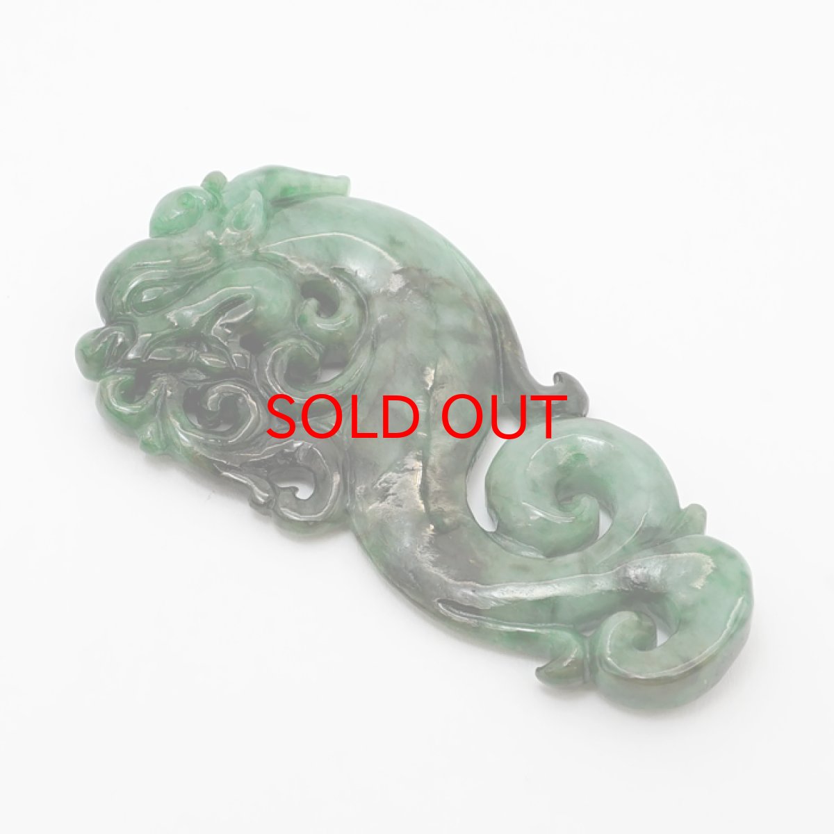 画像3: ミャンマー翡翠 古龍昇り 彫り物 【 一点もの 】 2024年 干支 辰年 正月飾り 新年 飾り 辰 竜 龍 たつ 迎春 龍 竜 Jade Jadeite ひすい ヒスイ 翡翠 お守り 彫物 天然石 パワーストーン カラーストーン (3)