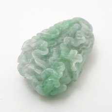 画像3: ミャンマー翡翠 白菜×如意 彫り物 【 一点もの 】 Jade Jadeite ひすい ヒスイ 翡翠 お守り 彫物 天然石 パワーストーン カラーストーン (3)