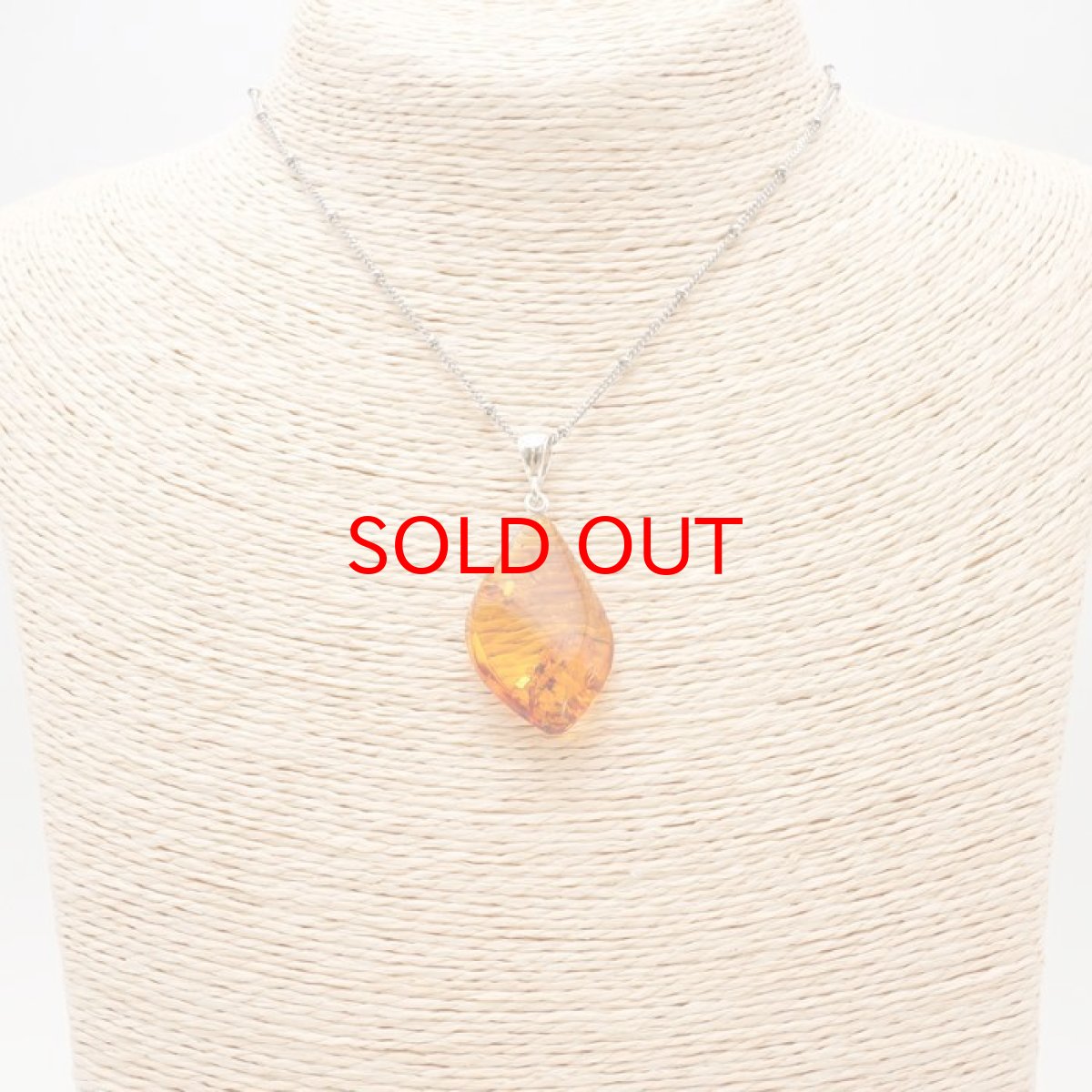 画像3: 【20%OFFセール】 天然アンバー ペンダントトップ SV925 バルト海産 グリッター入り 【一点物】 琥珀 Amber アンバー 天然石 パワーストーン カラーストーン (3)