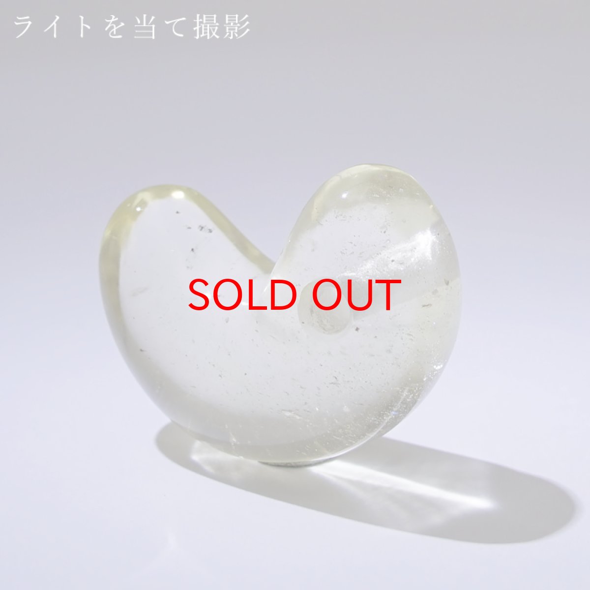 画像4: リビアングラス 勾玉 約30mm リビア砂漠産 【 一点もの 】 インパクトガラス Libyan Glass 隕石 天然ガラス テクタイト 希少 レア 天然石 パワーストーン カラーストーン (4)