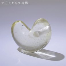 画像4: リビアングラス 勾玉 約30mm リビア砂漠産 【 一点もの 】 インパクトガラス Libyan Glass 隕石 天然ガラス テクタイト 希少 レア 天然石 パワーストーン カラーストーン (4)