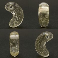 画像2: リビアングラス 勾玉 約30mm リビア砂漠産 【 一点もの 】 インパクトガラス Libyan Glass 隕石 天然ガラス テクタイト 希少 レア 天然石 パワーストーン カラーストーン (2)