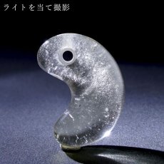 画像3: リビアングラス 勾玉 約30mm リビア砂漠産 【 一点もの 】 インパクトガラス Libyan Glass 隕石 天然ガラス テクタイト 希少 レア 天然石 パワーストーン カラーストーン (3)