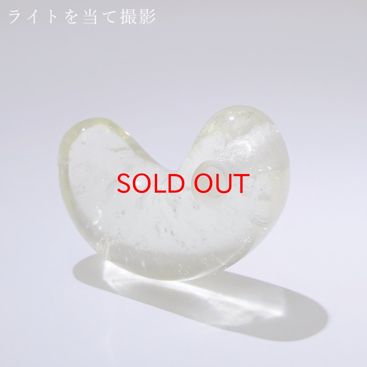 画像4: リビアングラス 勾玉 約30mm リビア砂漠産 【 一点もの 】 インパクトガラス Libyan Glass 隕石 天然ガラス テクタイト 希少 レア 天然石 パワーストーン カラーストーン (4)