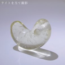 画像4: リビアングラス 勾玉 約30mm リビア砂漠産 【 一点もの 】 インパクトガラス Libyan Glass 隕石 天然ガラス テクタイト 希少 レア 天然石 パワーストーン カラーストーン (4)