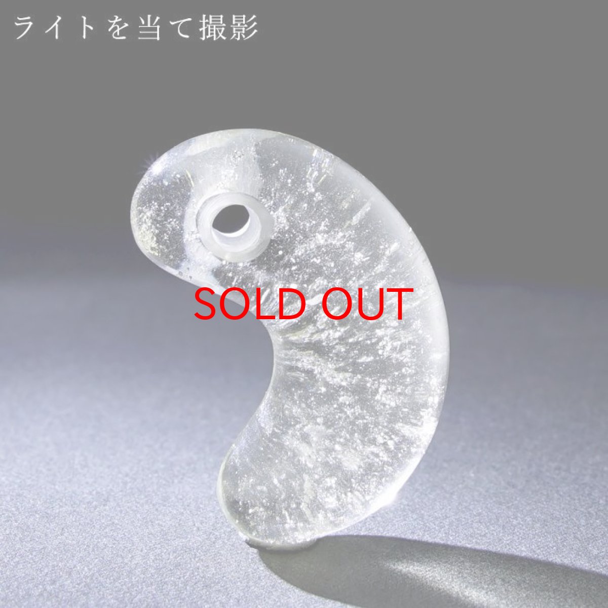 画像3: リビアングラス 勾玉 約30mm リビア砂漠産 【 一点もの 】 インパクトガラス Libyan Glass 隕石 天然ガラス テクタイト 希少 レア 天然石 パワーストーン カラーストーン (3)