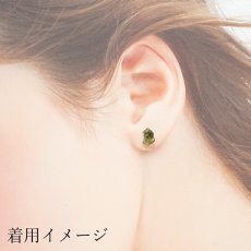 画像6: モルダバイト ピアス チェコ産 【 一点物 】 ステンレス ゴールド シルバー 突き刺し型 Moldavite 天然ガラス パワーストーン 隕石 才能 能力 モルダヴ石 浄化 お守り 天然石 カラーストーン (6)