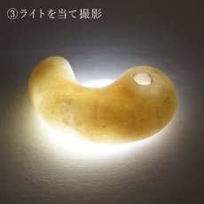 画像7: 糸魚川翡翠 白 約30mm 勾玉 新潟県産 日本銘石 希少 国石 5月誕生石 糸魚川ひすい 天然石 パワーストーン カラーストーン (7)