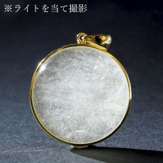 画像4: リビアングラス SV925 ペンダントトップ ラウンド リビア砂漠産 【 一点もの 】 インパクトガラス Libyan Glass 隕石 天然ガラス テクタイト 希少 レア 天然石 パワーストーン (4)