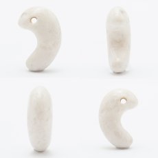 画像2: 糸魚川翡翠 白 約20mm 勾玉 新潟県【一点物】Itogawa White Jade 日本銘石 天然石 パワーストーン カラーストーン (2)