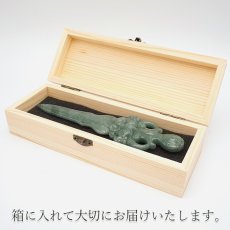画像6: ミャンマー翡翠 風水 剣 龍 彫り物【 一点もの 】Jade Jadeite ひすい ヒスイ 翡翠 お守り 風水 彫物 天然石 パワーストーン カラーストーン (6)