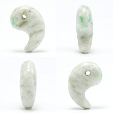 画像2: 糸魚川翡翠 約30mm 勾玉 新潟県産【一点物】Itoigawa Jade 日本銘石 希少 国石 5月誕生石 糸魚川ひすい 天然石 パワーストーン カラーストーン (2)